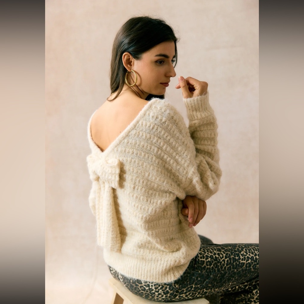 Made in Italy 🇮🇹 Textured Cream V-Neck Sweater with Back Bow